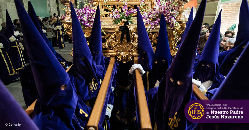 Nazarenos en procesión